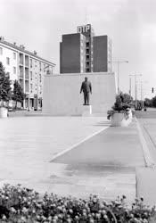 Városkép - A Szabadság tér a Lenin-szoborral