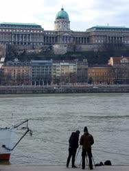 Idegenforgalom - Budapest - Turisták pesti Duna-parton