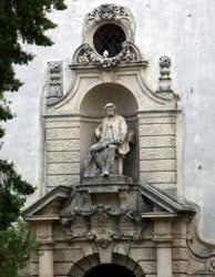 Köztéri szobor - Arany János szobra a Csonkatornyon