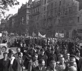 Történelem - Háború végét ünneplő tüntetés