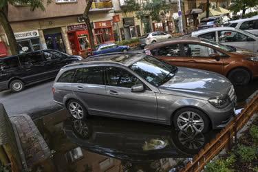 Időjárás - Közlekedés - Esővízben parkoló autók