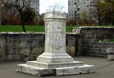 Történelmi emlék - Budapest - Római kori oltárkő Óbudán
