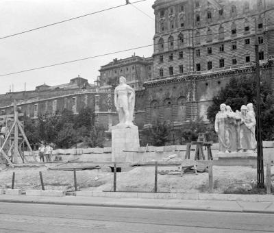 Kultúra - Városkép - Épül a Dózsa György-emlékmű Budapesten