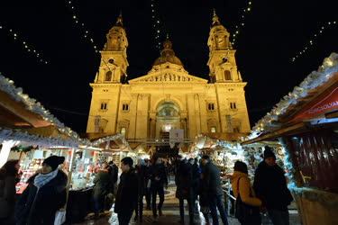 Ünnep - Budapest - Adventi vásár a Bazilikánál