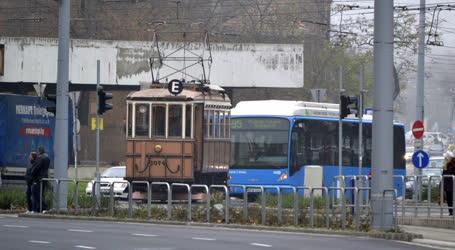 Közlekedés - Budapest  - Régi és új közlekedési eszközöz