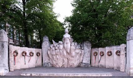Köztéri szobor - Budapest - 56-os emlékmű a Műegyetem rakparton