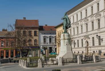 Városkép - Pécs - Kossuth Lajos szobra