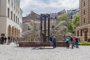 Emlékmű - Budapest - A Holokauszt áldozatainak emlékműve
