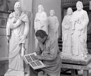 Kultúra - Műemlék - Felújítják a Pécsi Székesegyház szobrait