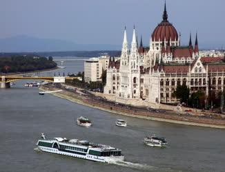 Városkép - Vízi közlekedés - Dunai hajók