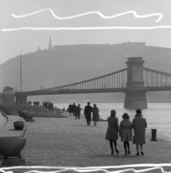 Városkép-életkép - Sétálók a pesti Duna-parton