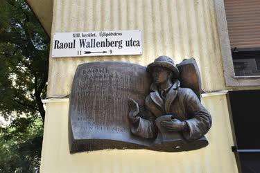 Városkép - Kultúra - Raoul Wallenberg domborműves emlék- és utcatábla Budapesen