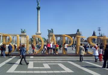Idegenforgalom - Budapest - Térplasztika a Hősök terén