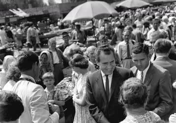 Külkapcsolat - Richard Nixon a Fény utcai piacon