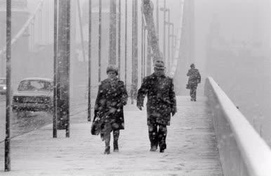 Életkép - Járókelők hóesésben az Erzsébet hídon