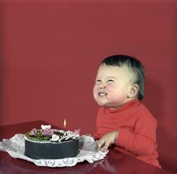 Életkép - Kisgyerek ünnepi tortával