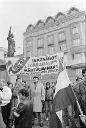 Belpolitika - Alternatív szervezetek tüntetése a Petőfi-szobornál