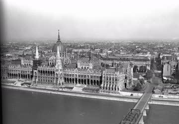 Városok - Budapest - Parlament a Kossuth híddal