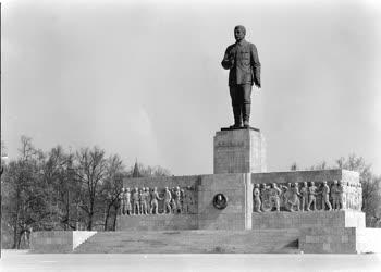 Belpolitika - Kultúra - A Sztálin-szobor 