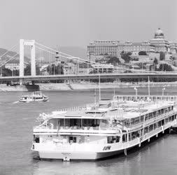 Közlekedés - Idegenforgalom - Turistahajó az Erzsébet hídnál