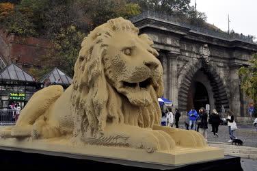 Érdekesség - Budapest - LEGO-oroszlán is őrzi a Lánchidat