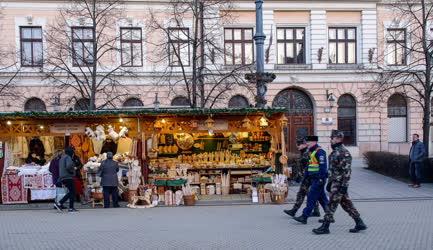 Közbiztonság - Debrecen - Rendőrök és katonák együttműködése