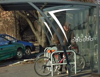 Közlekedés - Budapest - Fedett köztéri kerékpártároló 