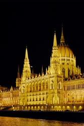 Épület - Budapest - A Parlament esti kivilágításban