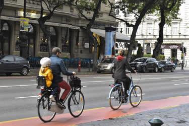 Közlekedés - Budapest - Kerékpározó család