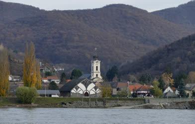 Városkép - Visegrád - A Gymnasium a Duna-parton