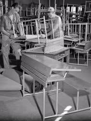 Ipar - Bútorgyártás - Elkészült iskolapadok becsomagolás