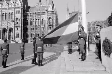 Belpolitika - Az állami zászló felvonása