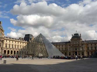 Franciaország - Párizsi városkép - Louvre