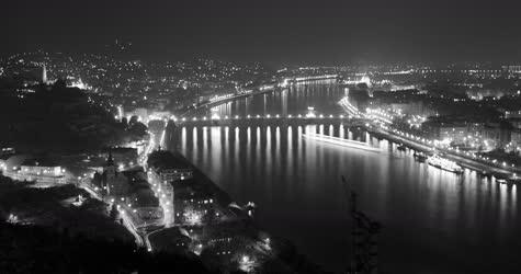 Városkép - Budapesti panoráma esti kivilágításban