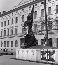 Rendszerváltás - Szolnokon is letakarták a felszabadulási emlékművet