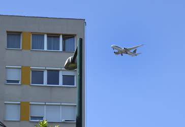 Légi közlekedés - Budapest - Leszálló repülőgép a Füredi úti lakótelep felett