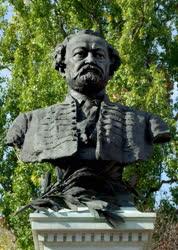 Köztéri szobor - Gyula - Erkel Ferenc szobra 