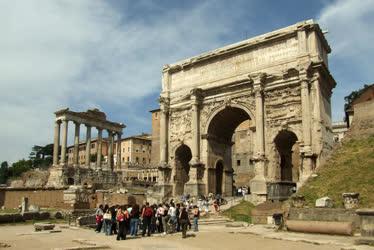 Olaszország - Róma - Ókori diadalív és templomrom