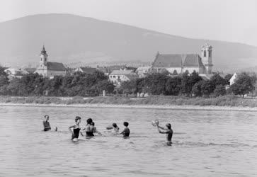 Szabadidő - Fürdőzők a szentendrei szigetnél