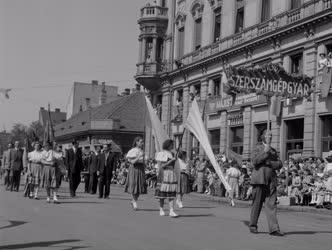 Történelem - Ünnep - Május 1-jei felvonulás Győrött