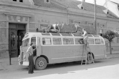 Kultúra - A faluszínház autóbusza útra készül