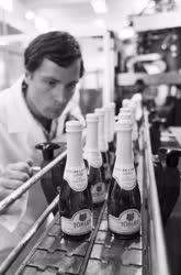 Kisméretű palackokba töltik a pezsgőt a Törley-gyárban