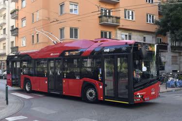 Forgalomba álltak az új Solaris-Skoda trolibuszok Budapesten