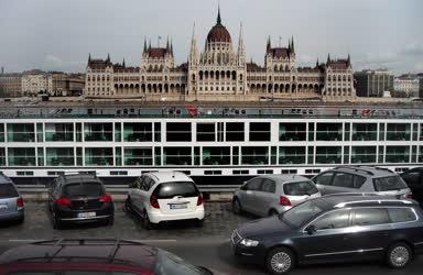 Idegenforgalom - Budapest - Hotelhajó a Batthyány térnél
