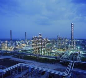 Ipar - A Dunai Kőolajipari Vállalat új üzemei 