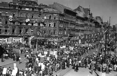 Ünnepség - Május elsejei ünnepségek Budapesten - 1946