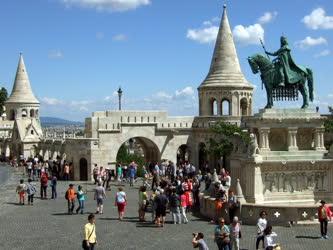 Idegenforgalom - Budapest - Turisták a Halászbástyánál