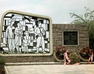 Kultúra - Munkásmozgalmi emlékmű Komlón