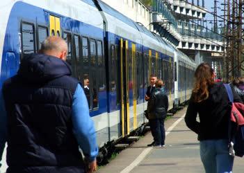 Közlekedés - Budapest - Jegyellenőrök védelme a vasúton