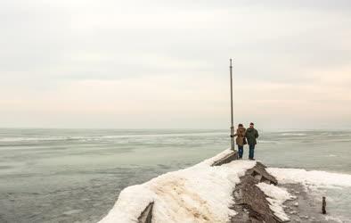 Életkép - Siófok - Turisták a siófoki Aranyparton